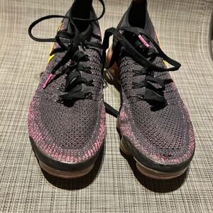 Nike Women's Black and Pink Athletic Shoes